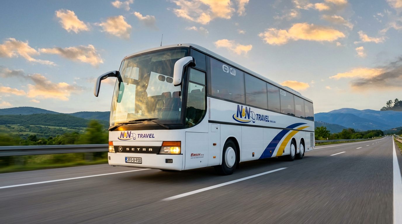 Autobus N&N Travel na autoputu u zalasku sunca