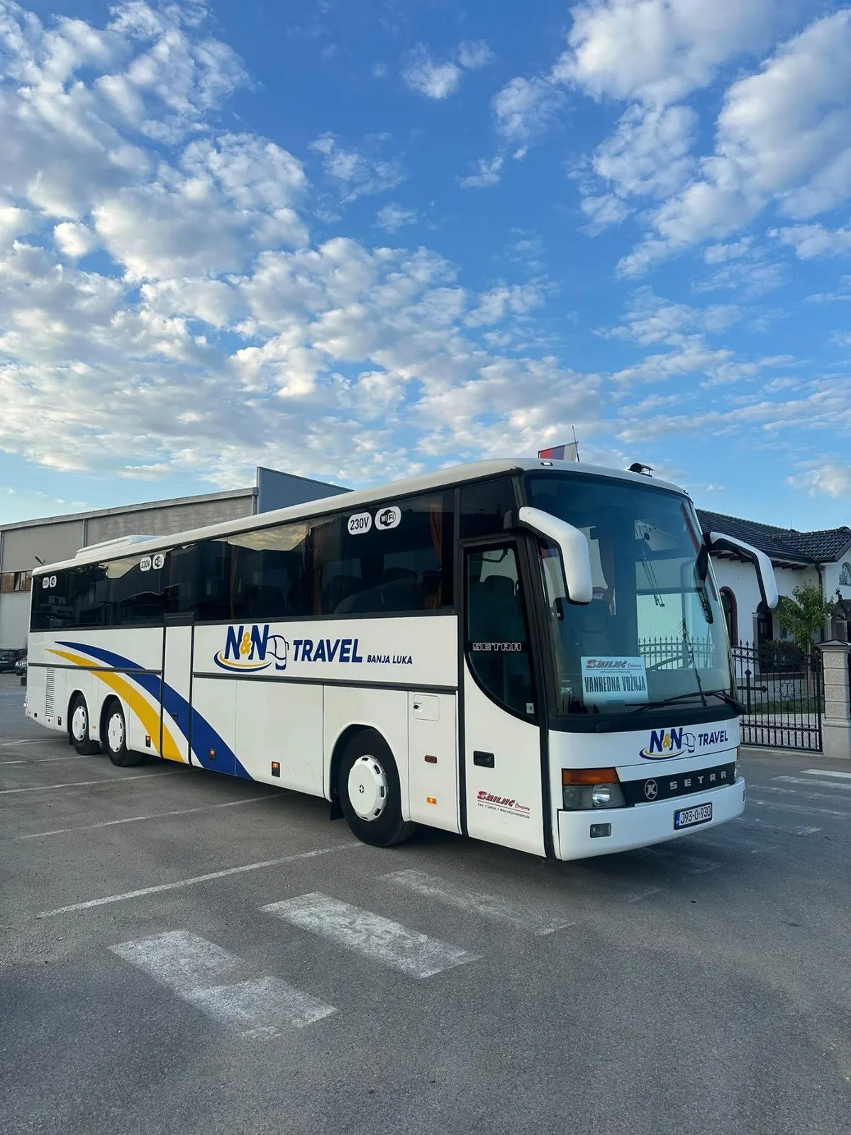 Bočni profil turističkog autobusa N&N Travel sa plavo-zlatnom livrejom