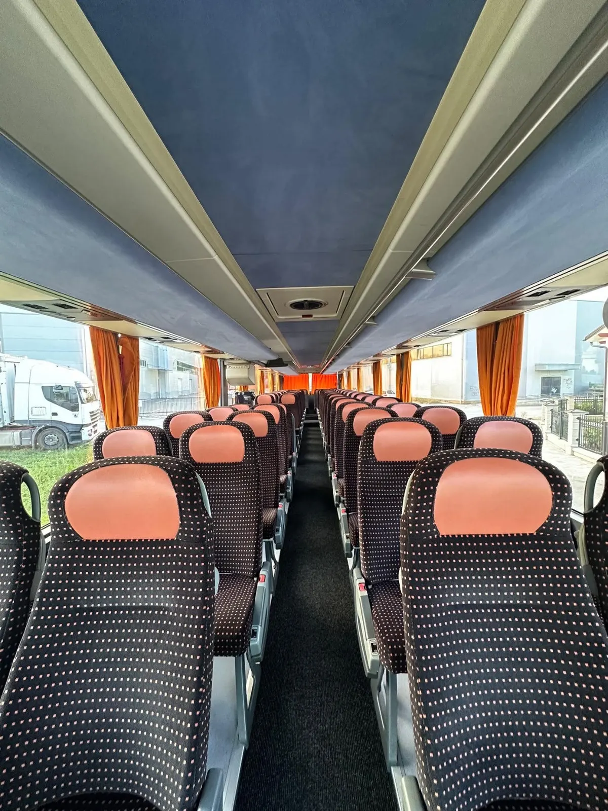 Unutrašnjost autobusa N&N Travel — 59 udobnih putničkih sjedišta