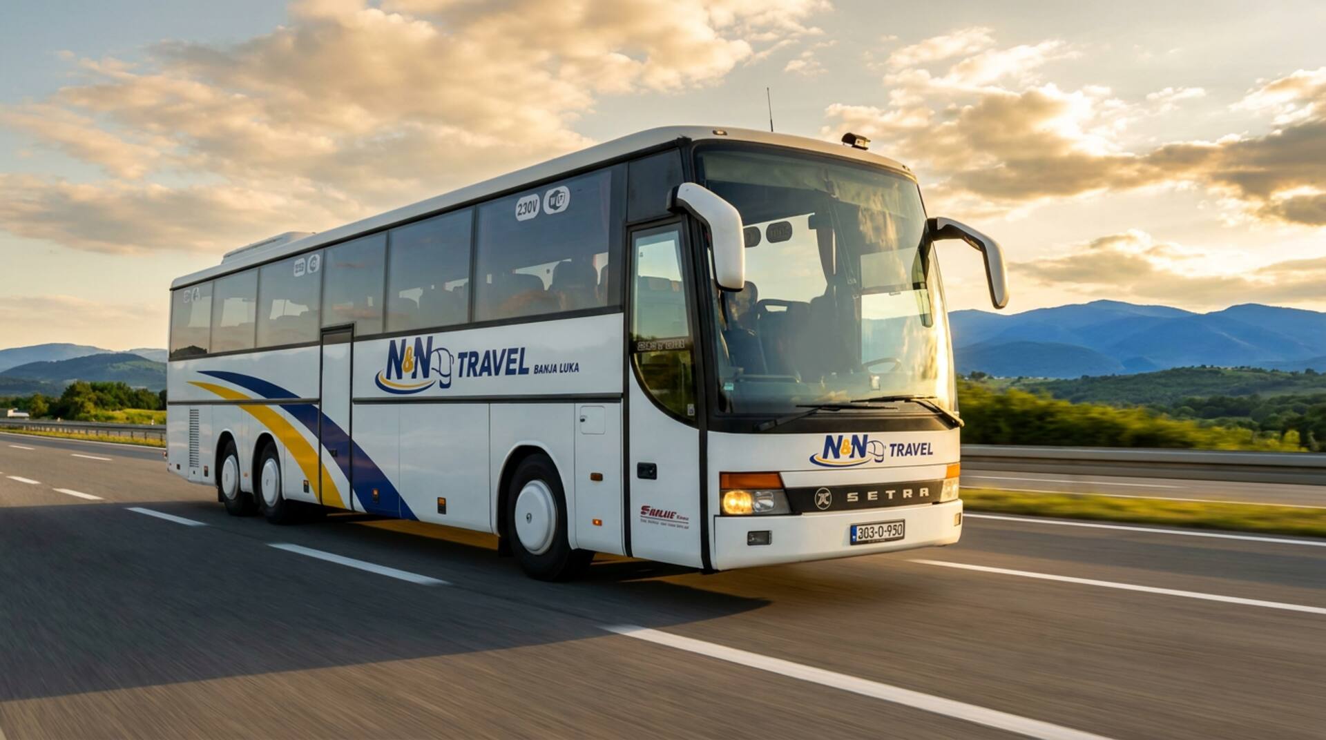 Turistički autobus N&N Travel Banja Luka u vožnji autoputem pod večernjim nebom