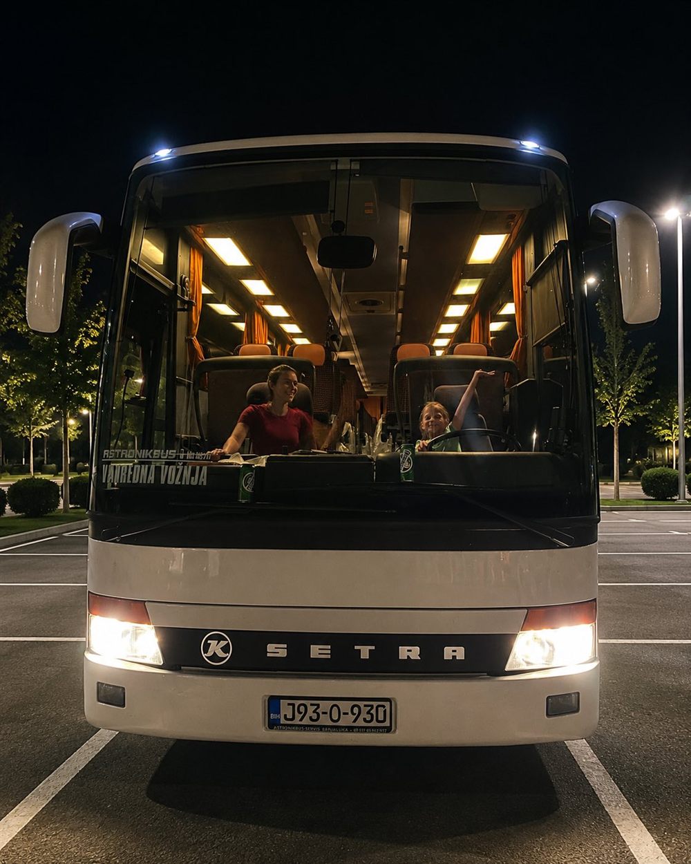 Porodica se osmjehuje u autobusu N&N Travel