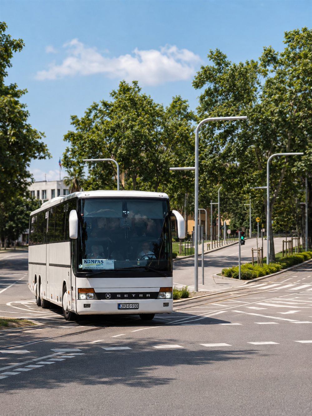 Autobus N&N Travel u prolazu kroz grad