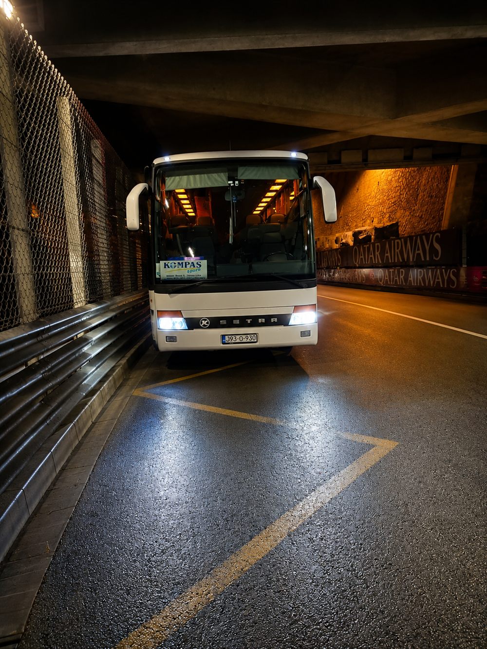 Autobus N&N Travel noću u tunelu