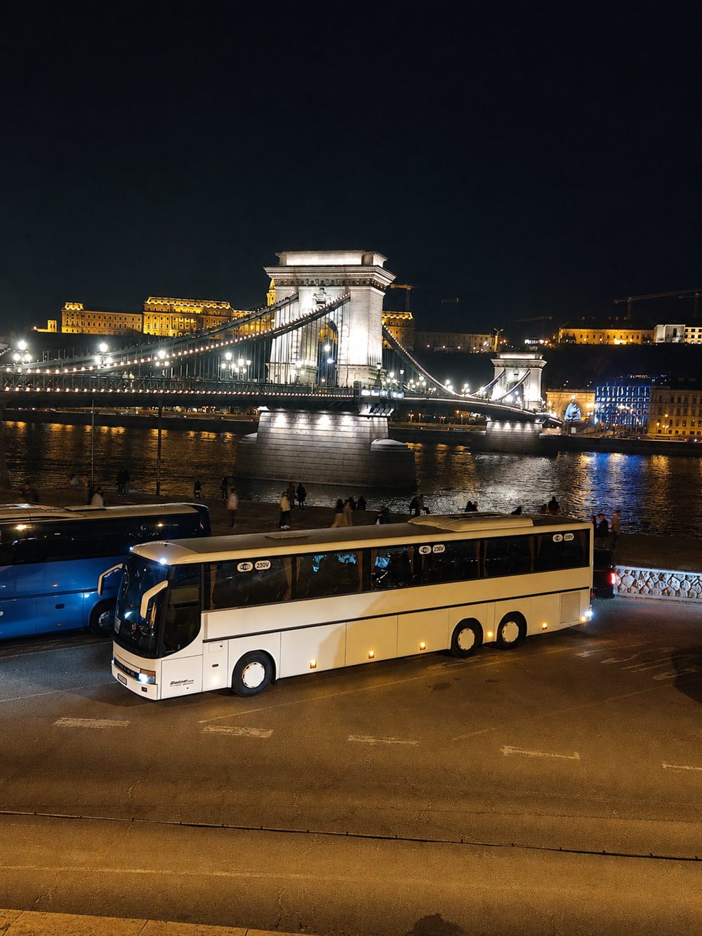 Autobus N&N Travel noću pored osvijetljenog mosta