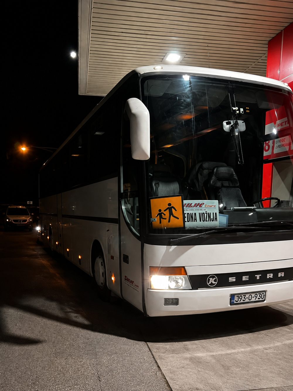 Autobus N&N Travel na noćnoj pauzi na benzinskoj pumpi