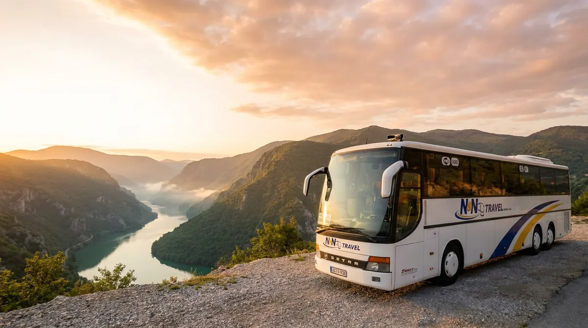 Autobus N&N Travel na planinskom vidikovcu pri izlasku sunca